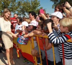 La Princesa saluda a unos niños a su llegada