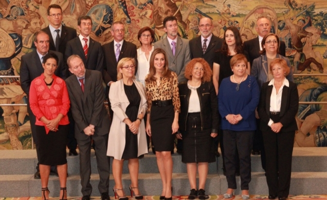 Fotografía de grupo de Doña Letizia con una representación de la Federación Española de Párkinson