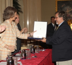 Su Majestad la Reina entrega a Miguel Ángel Villas, director del IES Blas de Otero de Madrid, la Placa de Honor de la Orden Civil de Alfonso X el Sabi