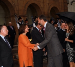 Don Felipe y Doña Letizia son recibidos a su llegada al Hotel de la Reconquista por las autoridades del Principado de Asturias y de la Fundación Prínc