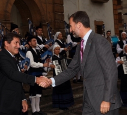 Su Alteza Real el Príncipe de Asturias recibe el saludo del presidente del Principado de Asturias, Javier Fernández, a su llegada al Hotel de la Recon