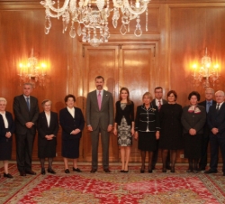 Los Príncipes de Asturias, con los representantes de la Cocina Económica de Oviedo y las Hijas de la Caridad de San Vicente de Paúl