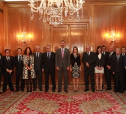 Los Príncipes de Asturias, con los representantes del Real Grupo de Cultura de Covadonga de Gijón