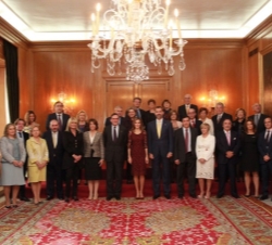 Sus Altezas Reales los Príncipes de Asturias acompañados de los protectores de la Fundación Príncipe de Asturias
