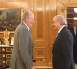 Su Majestad el Rey conversa con el ministro del Interior, Jorge Fernández Díaz
