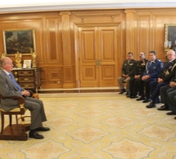 Don Juan Carlos conversa con los directores y comandantes generales de los cuerpos policiales, de naturaleza militar, que forman parte de la Asociació