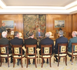 Su Majestad el Rey junto a una representación de la Asociación de Gendarmerías y Fuerzas Policiales con Estatuto Militar Europeas y Mediterráneas (FIE