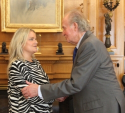 Don Juan Carlos recibe el saludo de la presidenta de la Fundación Víctimas del Terrorismo, María del Mar Blanco Garrido