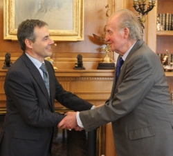 Don Juan Carlos es saludado por el vicepresidente segundo de la Fundación Víctimas del Terrorismo, Tomás Caballero Martínez