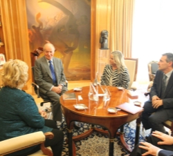 Don Juan Carlos acompañado por la presidenta, la vicepresidenta y el vicepresidente segundo de la Fundación Víctimas del Terrorismo, durante la audien