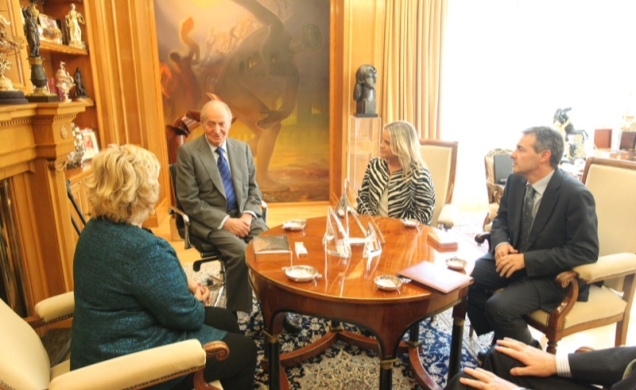 Don Juan Carlos acompañado por la presidenta, la vicepresidenta y el vicepresidente segundo de la Fundación Víctimas del Terrorismo, durante la audien