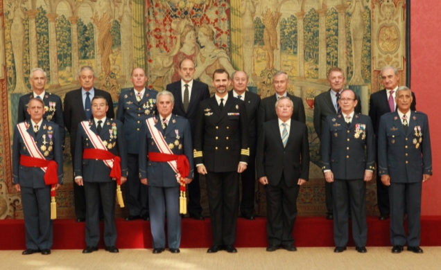 El Príncipe Don Felipe acompañado por una comisión de la XIX Promoción de la Academia General del Aire