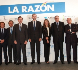 Los Príncipes de Asturias junto al Consejo de Administración del Diario "La Razón"