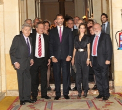 Sus Altezas Reales los Príncipes de Asturias con las personalidades asistentes al acto