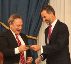 Don Felipe entrega el premio a Xavier Vidal-Folch