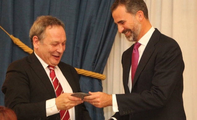 Don Felipe entrega el premio a Xavier Vidal-Folch