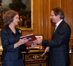 Doña Sofía recibe el libro “Sofía, 75 años” de manos del presidente de la Agencia EFE