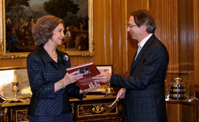 Doña Sofía recibe el libro “Sofía, 75 años” de manos del presidente de la Agencia EFE