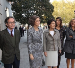 Doña Sofía a su llegada a la Escuela Superior de Música Reina Sofía acompañada por José María Lassalle, Lucía Figar, Isabel Mariño y Paloma O'Shea