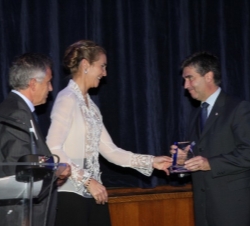 Su Alteza Real la Infanta Doña Elena hace entrega del premio al director general de la Policía, Ignacio Cosidó