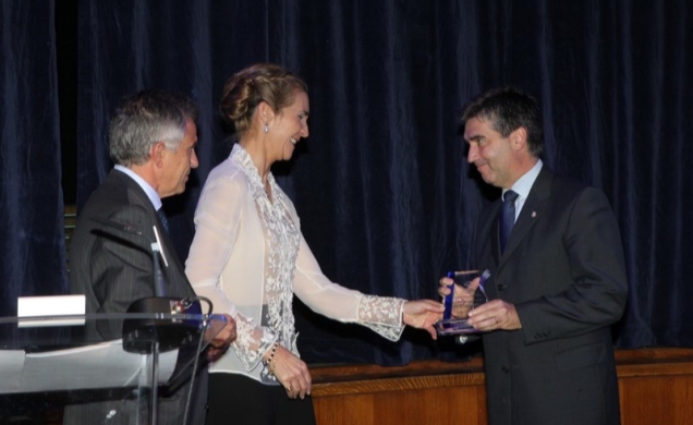 Su Alteza Real la Infanta Doña Elena hace entrega del premio al director general de la Policía, Ignacio Cosidó