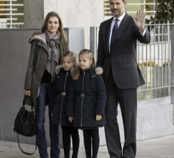 Los Príncipes de Asturias acudieron con sus hijas a visitar a Don Juan Carlos