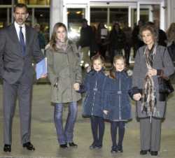 Su Majestad la Reina, junto a Sus altezas Reales los Príncipes de Asturias y sus hijas a su salida del hospital