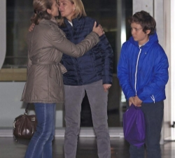 Las Infantas Doña Elena, y su hijo, y Doña Cristina a la salida del Hospital tras visitar el domingo a Su Majestad el Rey