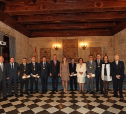 Fotografía de grupo junto a autoridades y premiados