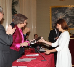 Doña Sofía hace entrega del premio de la modalidad "Medios de Comunicación Social" a Teresa Aguiló, de "Informe Semanal" de Televi