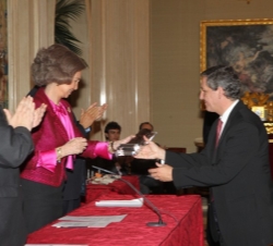 El director de Cáritas Diocesana de Bilbao, Carlos Bargo, recoge el premio a la "Labor Social" de manos de Su Majestad la Reina
