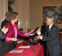 Antonio Bascuñana recoge el premio "A la Labor Social" concedido a la asociación GERASA de manos de Su Majestad la Reina