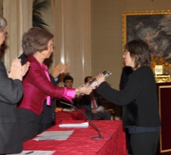 Doña Sofía entrega a Violeta Castaño el premio de "Investigación y Ensayo" concedido a la Fundación Atenea