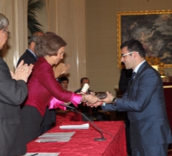 Doña Sofía entrega a Ángel Gudiña el galardón concedido a la Confederación de Centros Juveniles Don Bosco a la "Prevención en el ámbito Educativo
