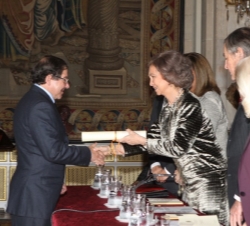 Su Majestad la Reina entrega el premio al poeta portugués Nuno Júdice