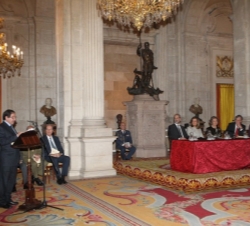Vista del Salón de Columnas durante la intervención de Nuno Júdice