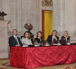 La Reina, acompañada en la mesa presidencial por la ministra de Empleo y Seguridad Social, el presidente del Consejo de Administración del Patrimonio 