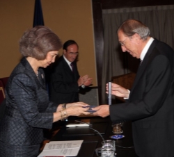 Juan Navarro Baldeweg, premiado en 2012, hace entrega a Su Majestad la Reina de la medalla de oro titulada "Estrellas", diseñada por el mism