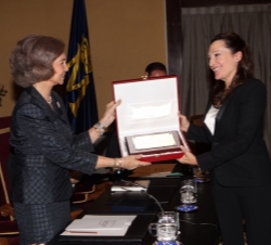 Doña Sofía hace entrega a Cristina Iglesias la placa acreditativa del galardón