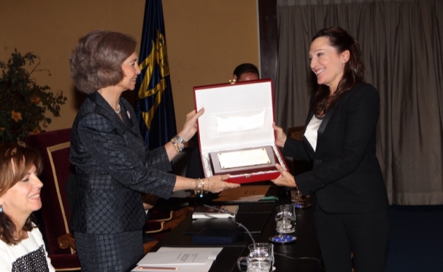 Doña Sofía hace entrega a Cristina Iglesias la placa acreditativa del galardón