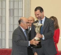 Don Felipe entrega el "Premio Nacional a las Artes y las Ciencias Aplicadas al Deporte", al director de Dorna Sports S.L. Carmelo Ezpeleta