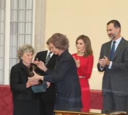 Doña sofía entrega el "Premio Nacional Francisco Fernández Ochoa a Enma Villacieros, presidenta de Honor de la Real Federación Española de Golf