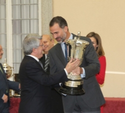 Don Felipe entrega el Premio "Trofeo Comunidad Iberoamericana" a Enrique Cerezo, que recogió el galardón en nombre de Radamel Falcao García