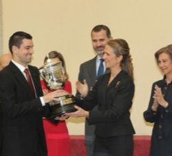 Doña Elena entrega el "Premio Infanta de España S.A.R. Doña Elena"