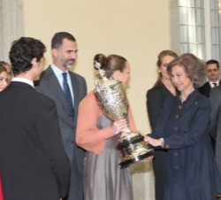 Doña Sofía entrega el "Premio Copa Barón de Güell" a Jennifer Pareja, capitana de la Selección Nacional Femenina de Waterpolo