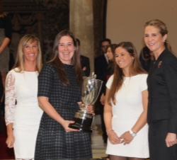 Doña Elena junto a las galardonadas con el "Premio Infanta de España S.A.R. Doña Cristina", Tamara Echegoyen, Sofía Toro y Ángela Pumariega