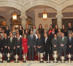 Fotografía de grupo junto a los premiados