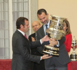 Don Felipe entrega el "Premio Copa Stadium" al presidente del Fútbol Club Barcelona, Sandro Rosell