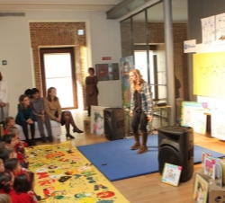 La escritora e ilustradora María Luisa Torcida interactúa con los alumnos de primer ciclo de educación primaria del Colegio del Sagrado Corazón de Cha