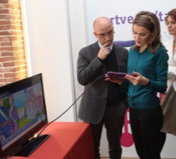 Doña Letizia visiona desde una tableta el nuevo área infantil de la web de la Casa de Su Majestad el Rey